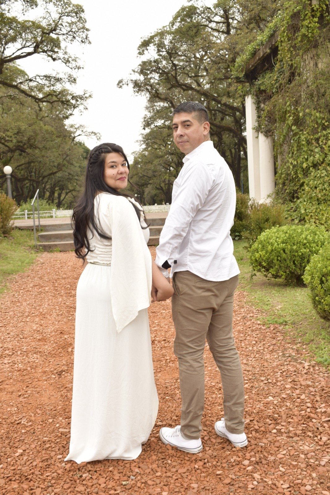 Marcos y Priscila caminando juntos