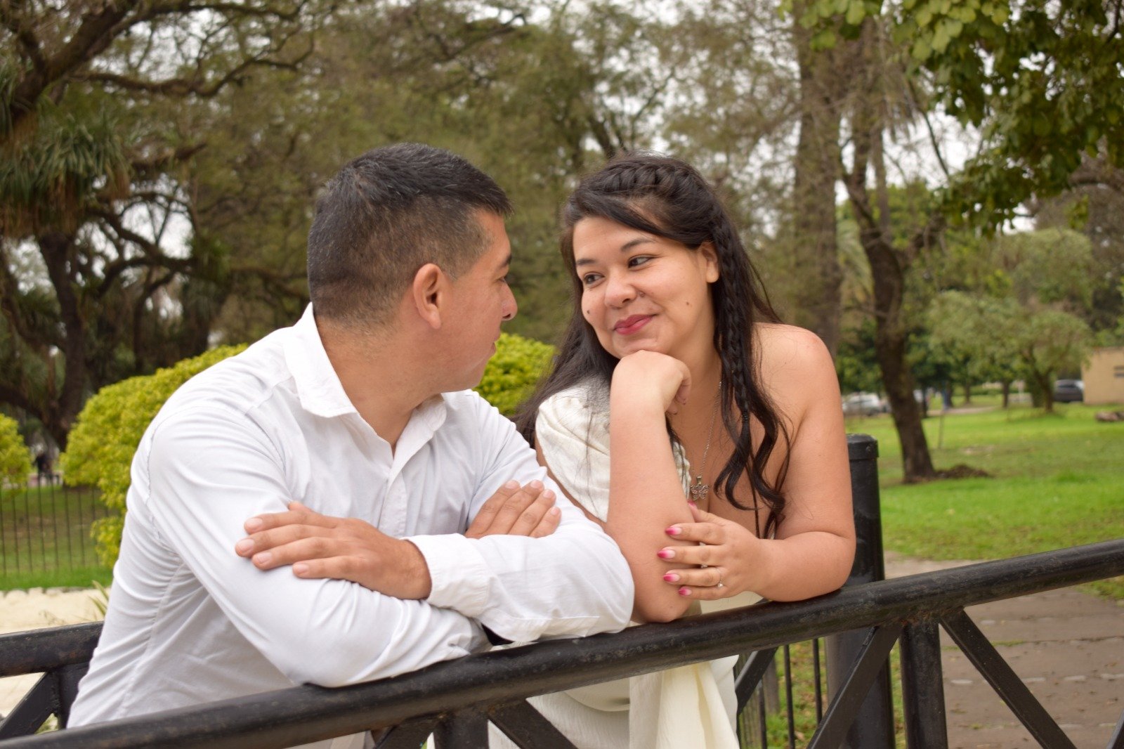 Marcos y Priscila mirándose con cariño