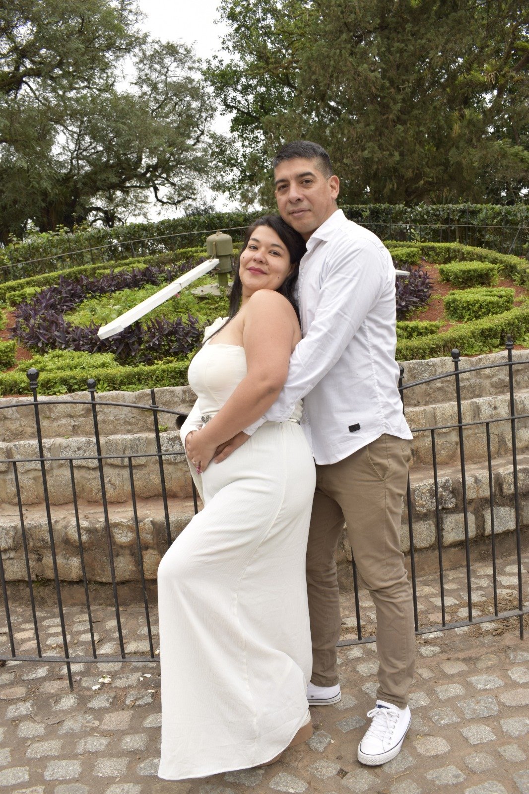 Marcos abrazando a Priscila